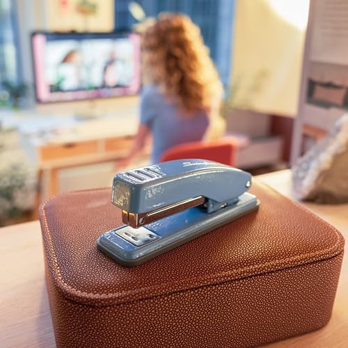 Agrafeuse de bureau compacte en métal bleu Swingline Cub S701069