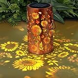 ☀️ 【 Magnifique lumière de projection de tournesol 】Avec une finition en cuivre bronze vintage et de délicats détails de tournesol creux, cette lanterne projette de superbes motifs floraux à 360° sur les sols, les chemins et les murs une fois éclairés. Elle ajoute une atmosphère romantique et artistique à n'importe quel espace extérieur et ajoute un beau charme visuel ainsi qu'une atmosphère chaleureuse et accueillante.