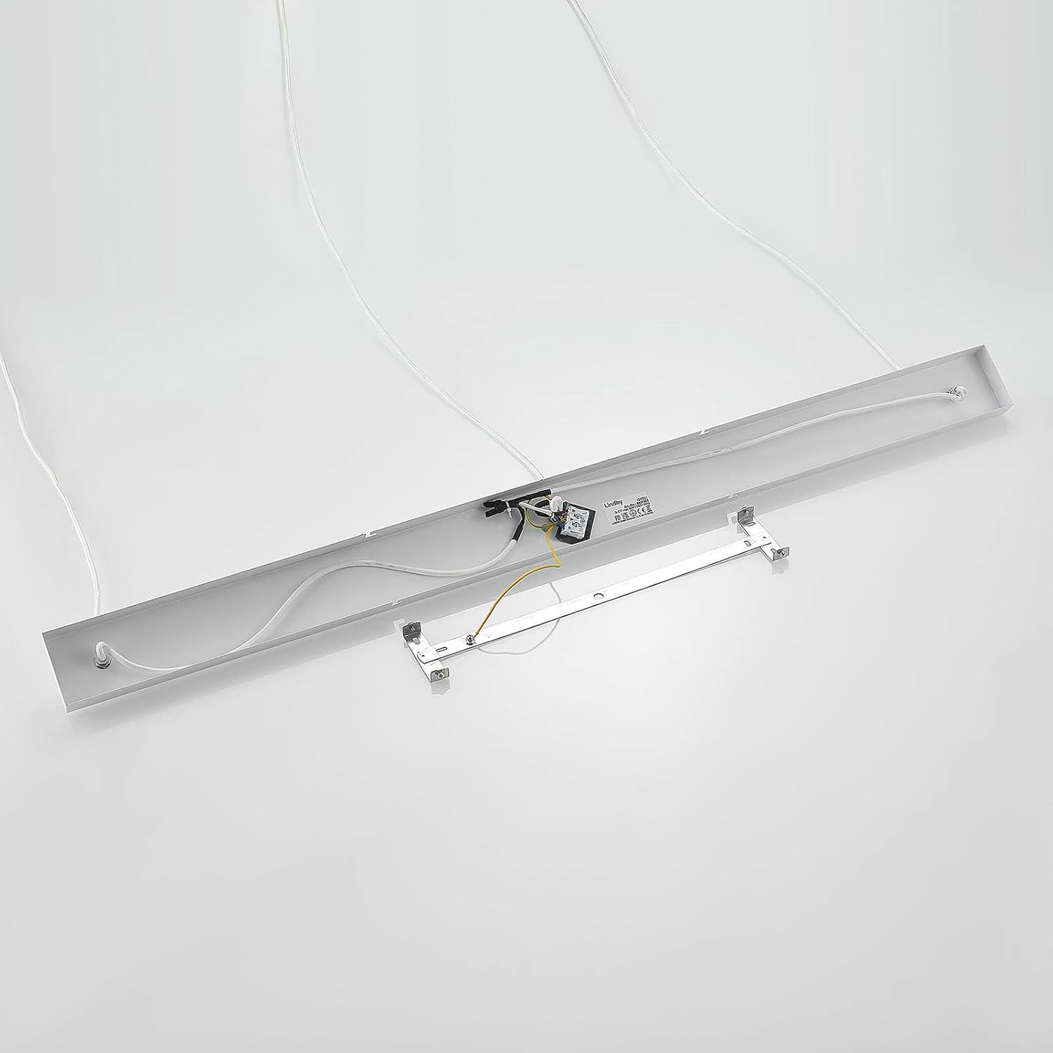 Spód view of the Lindby Elamira pendant lamp's mounting bar with wiring connections visible, showing the three E27 lamp posiadacze.