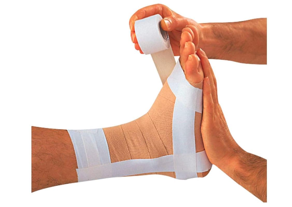 BSN Leukotape Cinta deportiva de 3,75 cm x 10 m, transpirable, resistente a desgarros, vendaje para deporte y ocio, cinta adhesiva inelástica respetuosa con la piel (blanco, 12 rollos)