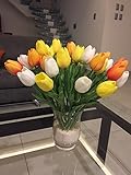 Tulipanes artificiales, bien confeccionados y con colores intensos, de aspecto realista.