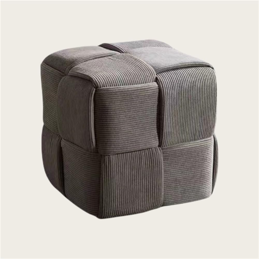 Pouf carré en velours gris pour soulager les jambes lourdes au salon