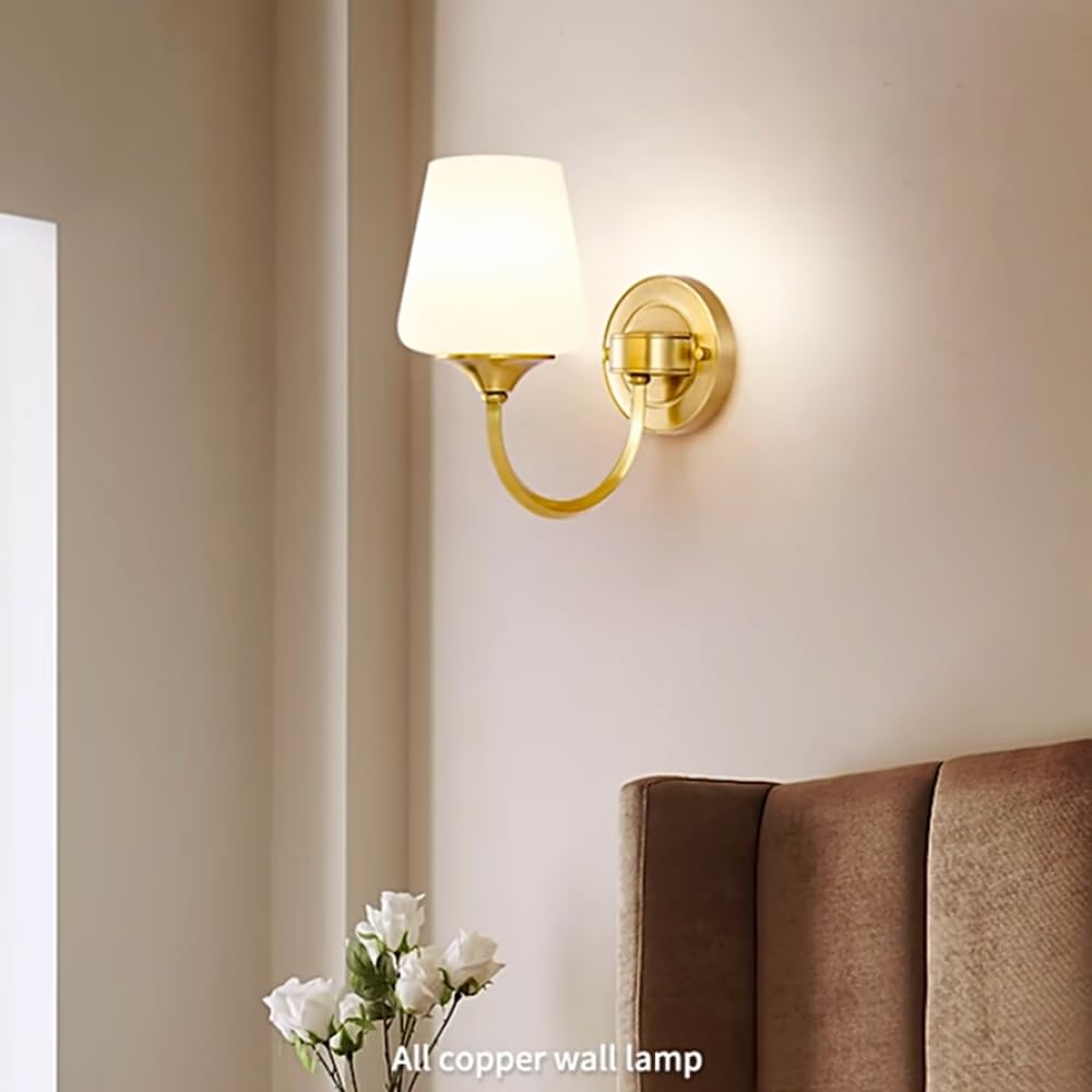 Nowoczesna lampa ścienna z mosiądzu, E27 złota oprawa ścienna do wnętrz, postmodernistyczna miedziana lampa ścienna z białym szklanym kloszem, lampa E27