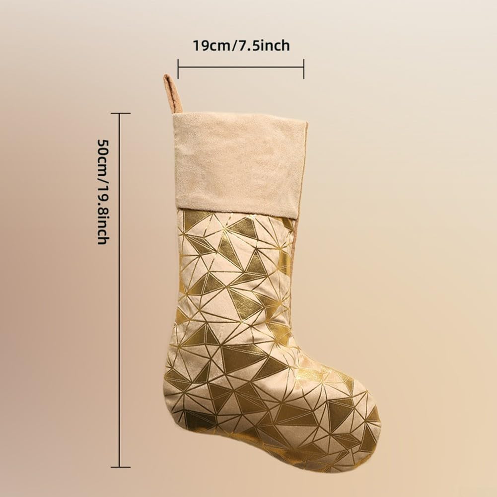 Zestaw 4 świątecznych pończoch z eleganckim geometrycznym wzorem z aksamitnej tkaniny, zaprojektowane do przechowywania sezonowych smakołyków i łatwe do powieszenia na kominku lub szynach schodowych