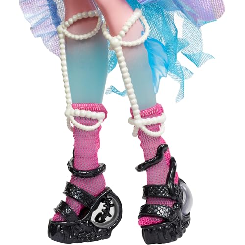 Monster High Lagoona Blue Puppe mit glamourösem Festival-Outfit und Festival-Zubehör wie Snacks, Bandposter, Statement-Tasche und mehr, HXH82