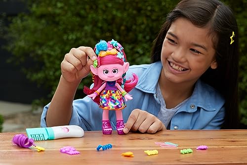 Mattel DREAMWORKS TROLLS Gemeinsam Stark – Haar-tastische Königin Poppy-Modepuppe - 15+ Zubehörteile, Glitzerkamm… – Ansicht 2