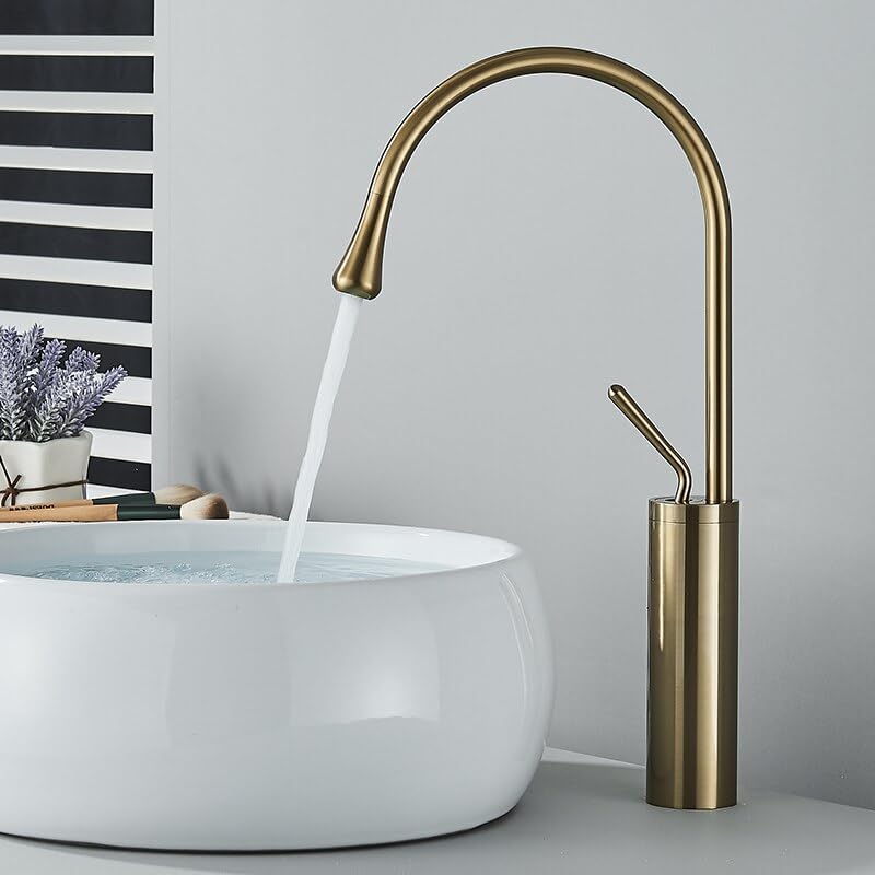 Robinet de lavabo or brossé pour vasque à poser et routine bien-être moderne
