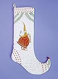 Die Stickerei dieses Strumpfes verfügt über eine lustige Frau Claus, perfekt zum Aufhängen an Ihrem Mantel von Hand gemacht; nur chemische Reinigung; fertig zum Aufhängen auf einer cremefarbenen Stoffschlaufe; Maße: 73,7 x 35,6 cm (H x B)
