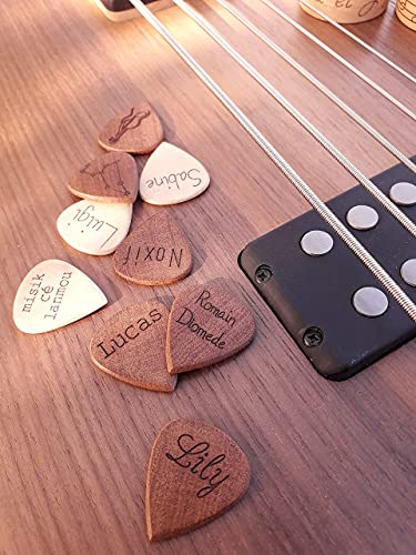 Médiator guitare en bois personnalisé avec texte et motif gravé, en bois massif d’acajou - Les Beatles, Paul McCartney, John Lennon, RIngo Starr, George Harrison Médiator guitare en bois personnalisé avec texte et motif gravé, en bois massif d'acajou – Image 8