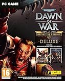 Cette collection Deluxe comprend la saga complète — avec des codes Steam pour Dawn of War – Definitive Edition, Dawn of War II – Anniversary Edition, et Dawn of War III - ainsi que ces objets physiques exclusifs : 3 tirages d’art de qualité, Une affiche recto-verso célébrant la saga Dawn of War, 2 planches d’autocollants présentant des insignes emblématiques du jeu, L’ensemble de la collection est présenté dans un boîtier de jeu avec un étui de protection (O-ring)