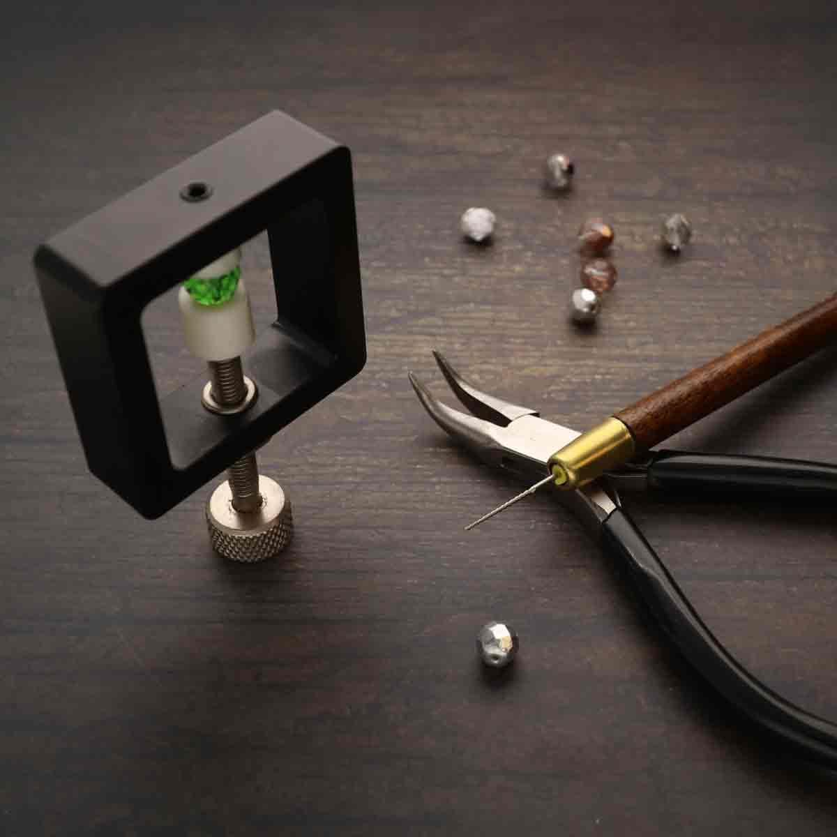 The Beadsmith Perlen-Bohrschraubstock – hält 3–2 mm Perlen – 5,1 cm quadratisch, inklusive Schraubstock zum sicheren Bohren von Präzisionslöchern in zarten Perlen, Mini-Drehwerkzeug zum Erstellen von
