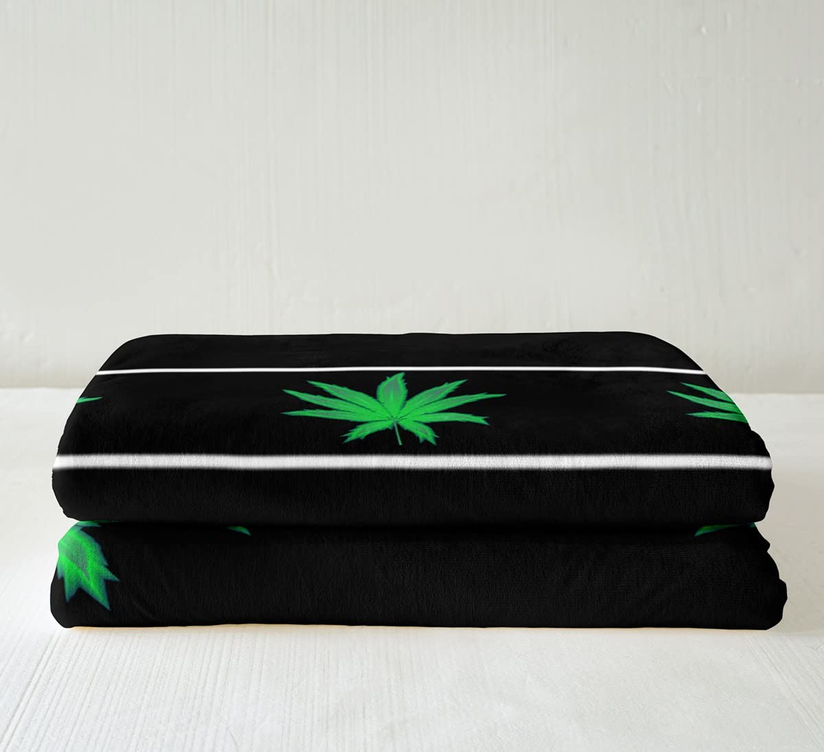 Coperta in pile con foglie di marijuana e foglie di cannabis