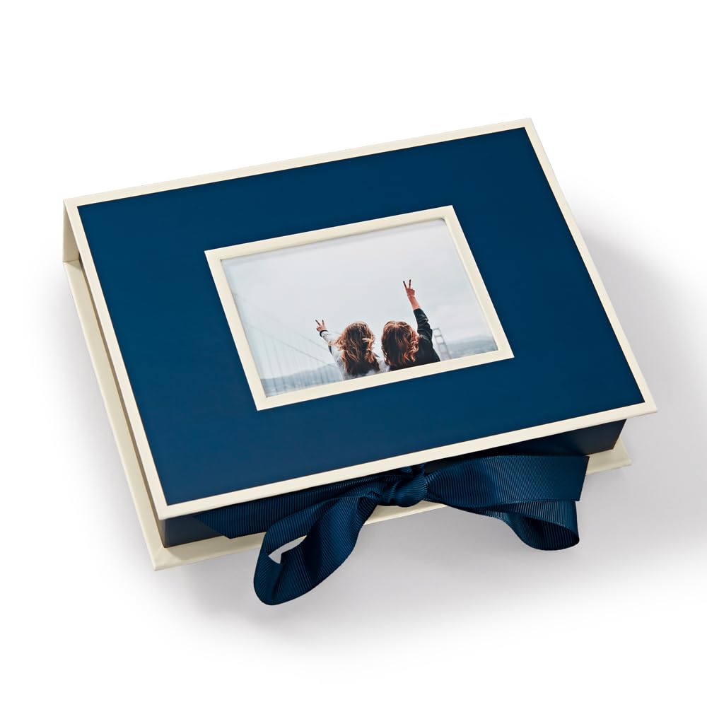Petite boîte à photos Semikolon dans le salon pour organiser vos clichés de vacances