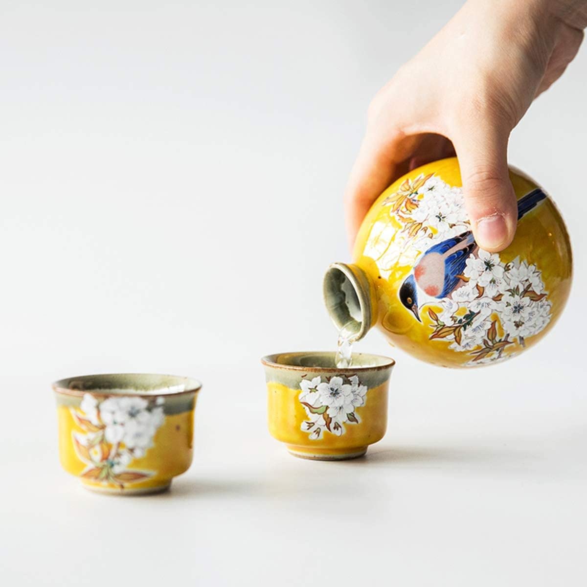 Set Regalo Giapponese da 3 Pezzi per Il Vino, con Decorazioni in Ceramica a Forma di cinciallegra in Fiore di ciliegio e Smalto Giallo Intenso. Include 1 Bottiglia da sakè e 2 Tazze da sakè.