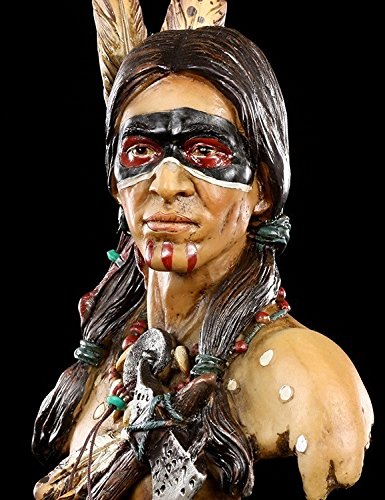 Figuren Shop - Buste indien - Figurine indienne avec Tomahawk. Pierre artificielle peinte à la main. Hauteur 35 cm, largeur 13,5 cm, profondeur 9,5 cm. Couleur Terre.