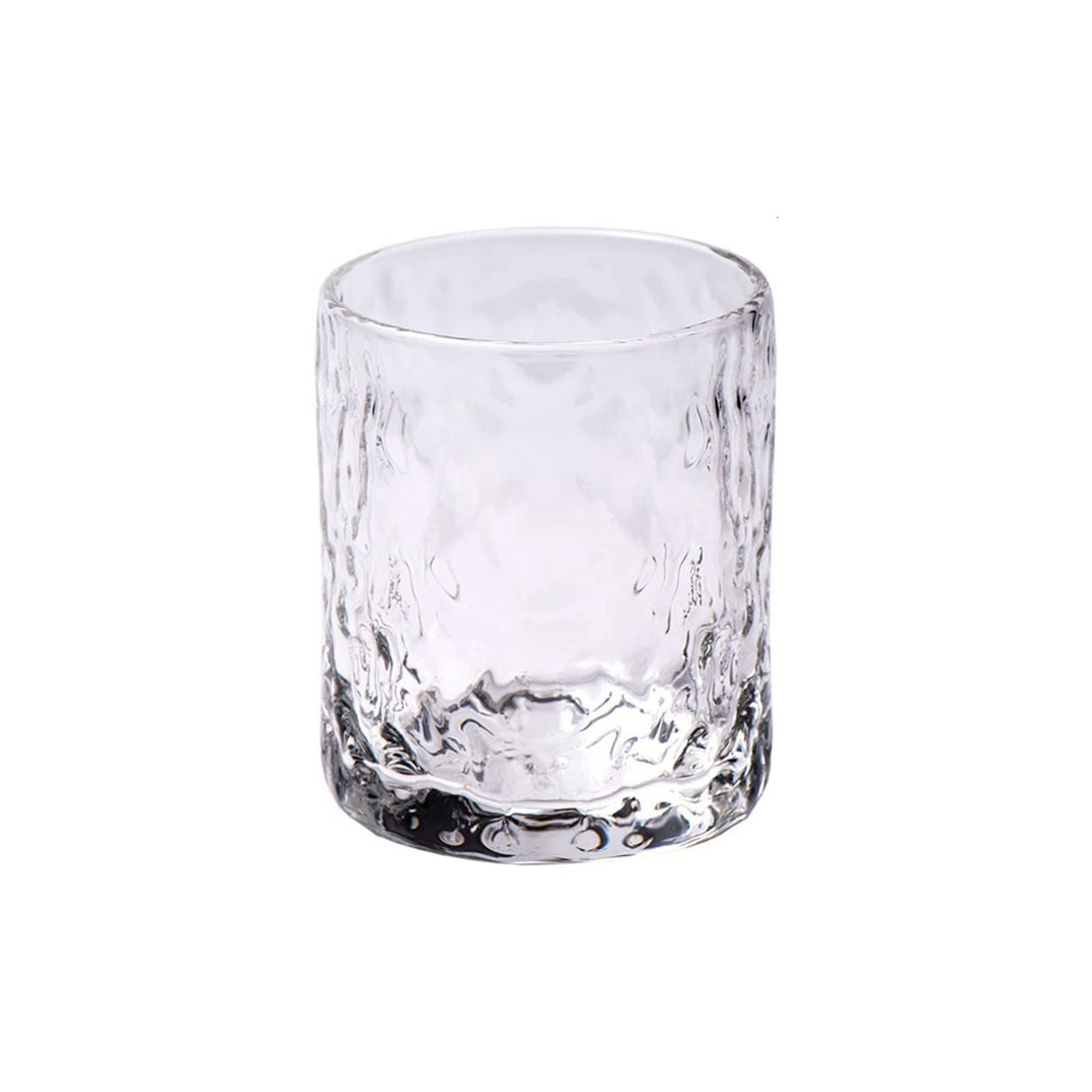 Vasos de cristal transparentes para agua y cócteles en la oficina