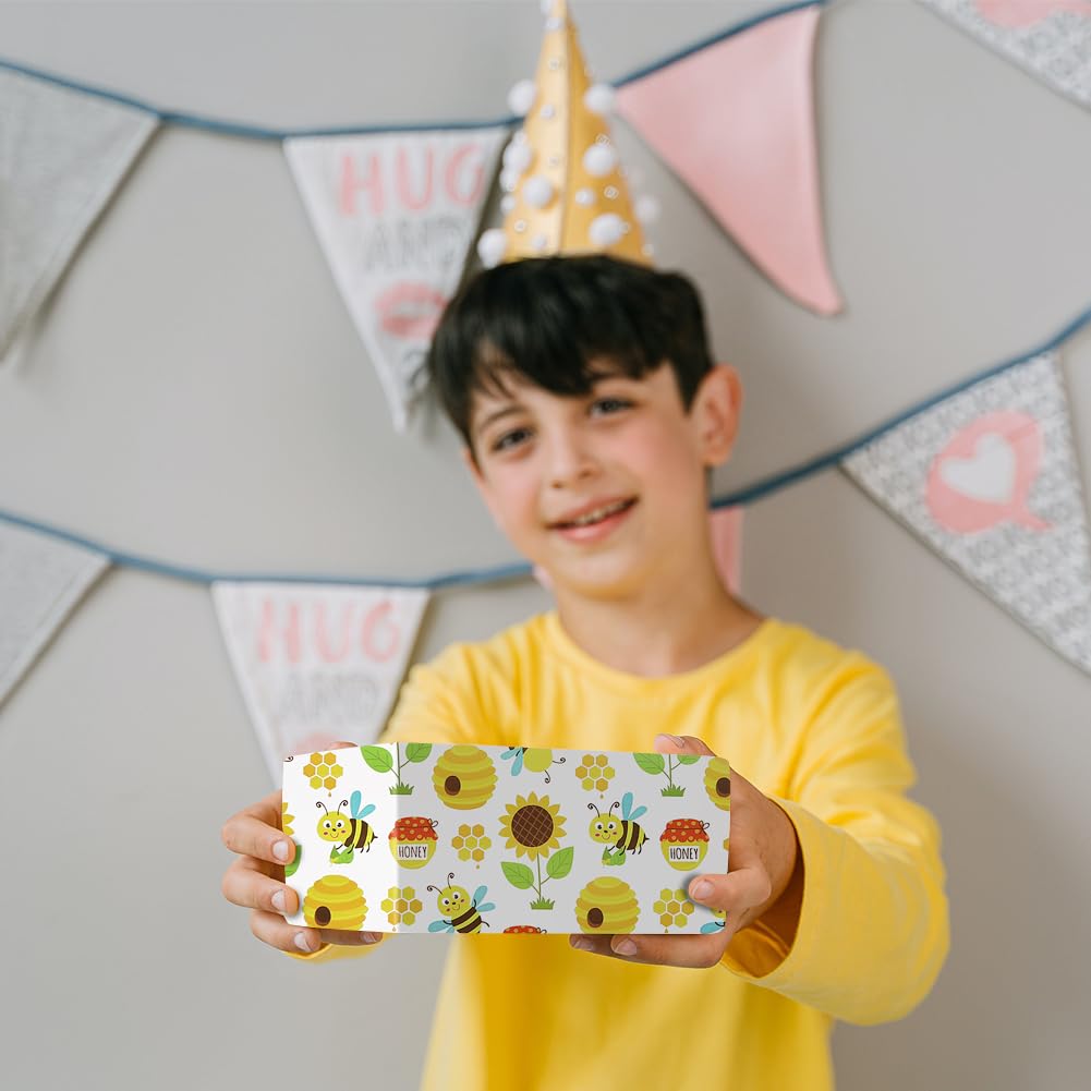 Stapel Geschenkdozen In Inpakpapier Meisje Houdt Een Peperkoek In Haar Handen Stapel Cadeautjes 33722140