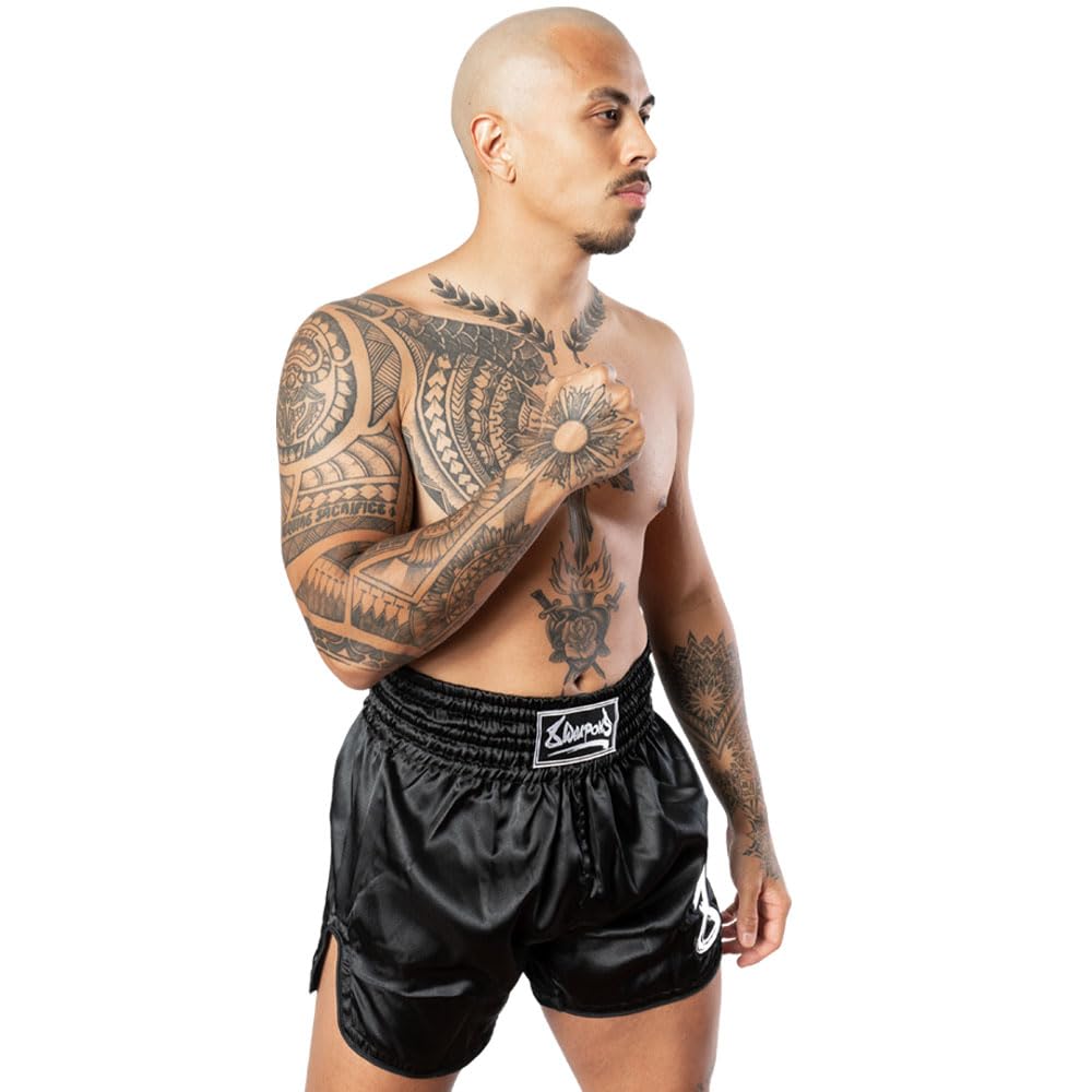 8 WEAPONS Muay Thai Shorts Strike, Schwarz-Weiß, Kickboxhose für Training & Wettkampf, Thaibox Shorts Satin, Atmungsaktiv, Langlebig, Kampfsporthose für MMA, K1, Boxen, Thai Boxen