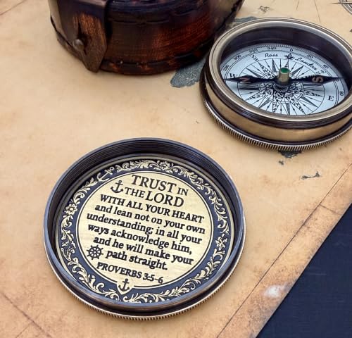 Brújula grabada 'Trust in the Lord' - Versículo de la Biblia Proverbios 3:5-6 - Regalo cristiano para hombres - Borde de latón con estuche de cuero miniatura 5