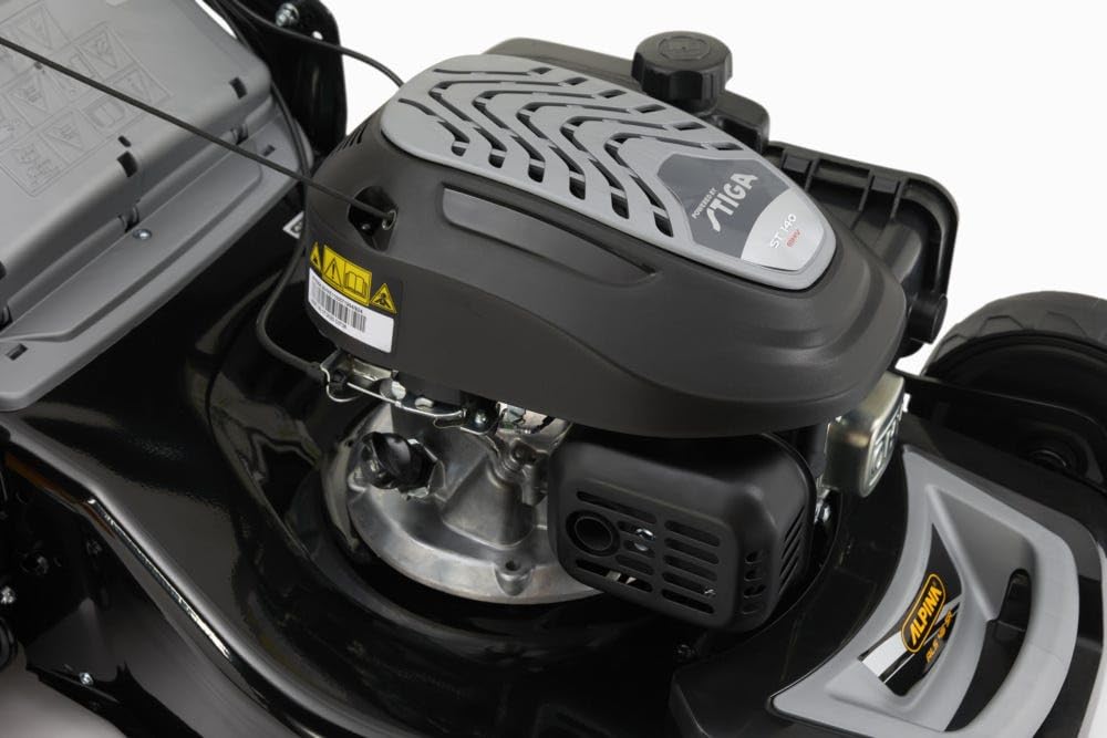 Alpina Cortacésped de Gasolina AL5 46 SA, Ancho de Corte 46 cm, Motor de 139 CC (2200 W) con tracción Posterior, hasta 1200 m², Bolsa de Recogida de 60 l, Altura de Corte Regulable en 6 Posiciones
