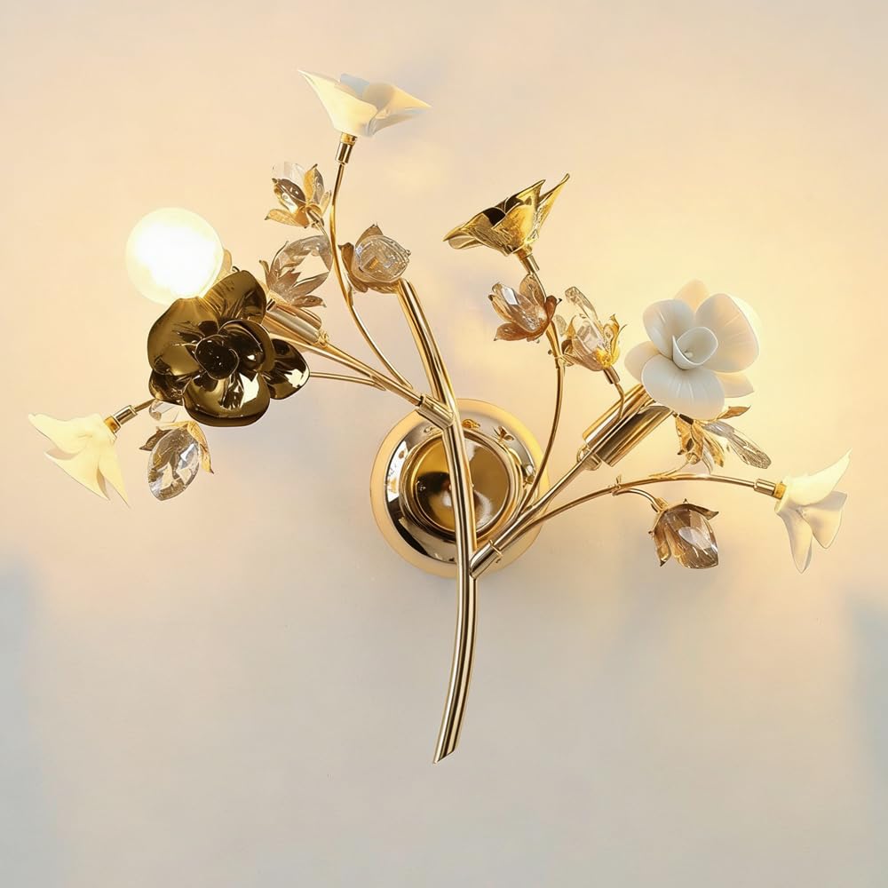 Lámpara montada en la pared con flores de cerámica para eliminar zonas oscuras en el baño