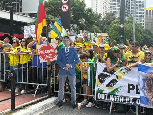 Fl&aacute;vio Bolsonaro e Nikolas Ferreira participam de ato da direita na av. Paulista