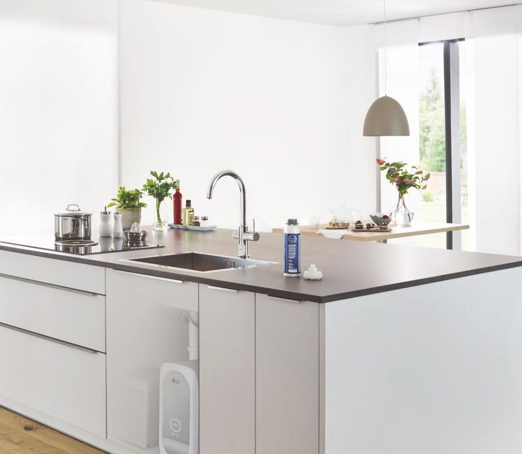 GROHE Set Filtro a 5 Fasi per Elevare il Gusto dell’Acqua, Ridurne il Residuo Fisso e il Calcare, Taglia S Capacità Media 600 l, 40404001 + Cartuccia per Pulizia per sistemi GROHE Blue