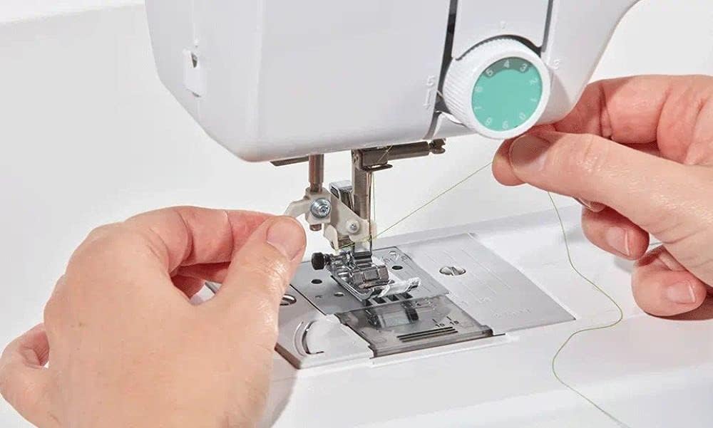 Brother CS70S Macchina da Cucire Elettronica con 70 Punti di Cucito utili, Elastici, Ornamentali,ricami, patchwork Cucitura Automatica, Display Multifunzion