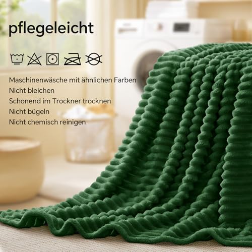 BEDELITE Kuscheldecke Flauschig Decke 150x200 - weiche XL Flanell Decken Grün für Couch, Deko Streifen Cord Fleecedecke Dunkelgrün als Couch Überwurf für Wohnzimmer, Twin Blanket Wide Use 5