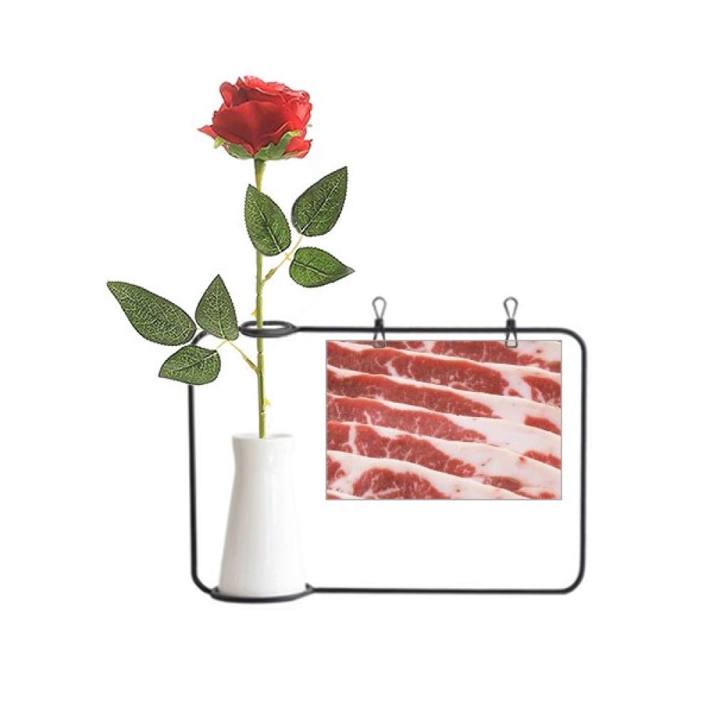 Boulettes de porc tendres, roses artificielles durables et vase de décoration