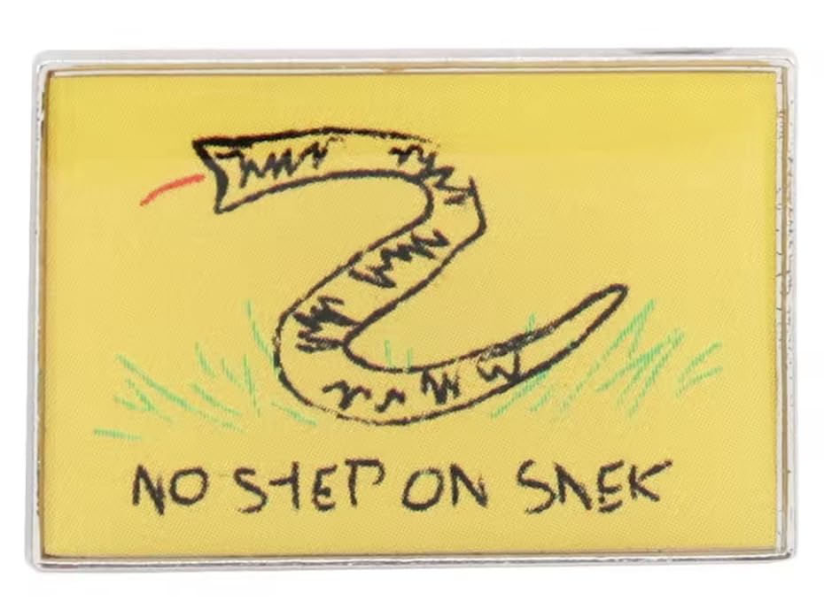 Pin's No Step on Snek en métal pour remplacer vos vieux badges ternes