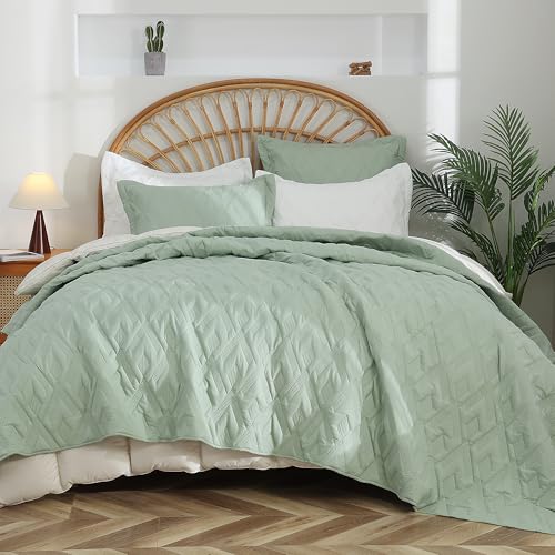 Image of EVENHUG Quilt Set King Size Soft Lightweight Bedspreads with 2 Pillow Shams Reversible Bedding Coverlets for All Seasons 3 Piece (106 inchx96 inch)