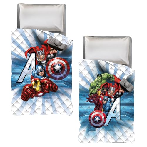 Realizzato in 100% micro poliestere, questo copriletto è morbido e liscio al tatto, perfetto per coccolare i bambini nelle notti più fresche. L’imbottitura interna in poliestere da 100 gsm offre un calore leggero e confortevole, senza appesantire, rendendolo utilizzabile in ogni stagione.