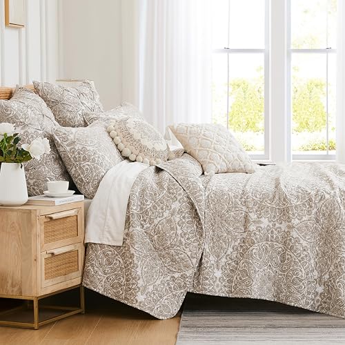 Southshore Fine Living, Inc. Oversized Queen Quilt Bedding Set 7-Pieces with 2 Pillow Shams, 2 Euro Shams, 2 Throw Pillows, Boho Bedding Set for Full and Queen Beds, Beige Paisley Quilt on Bone