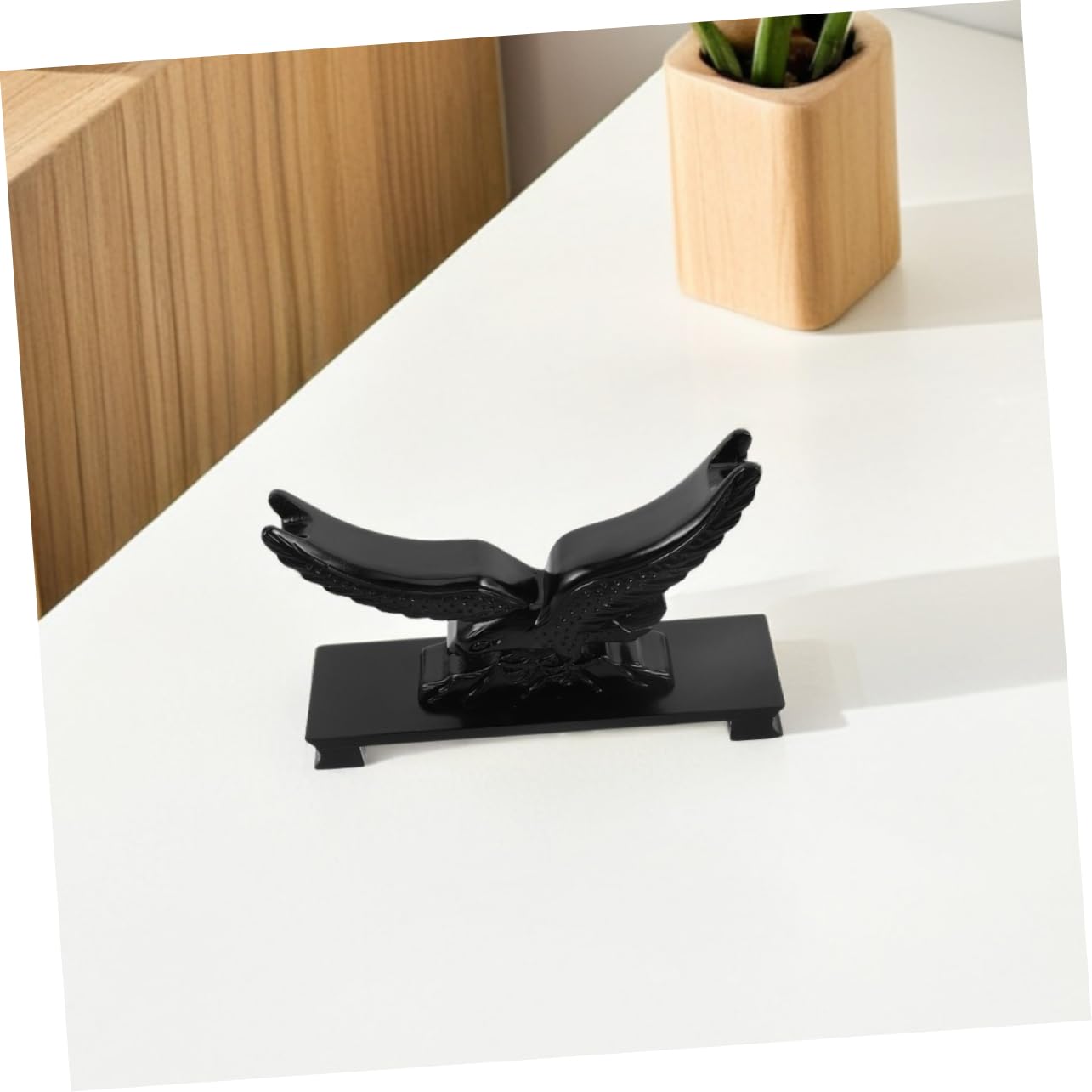 Soporte para Espadas Forma de Águila Negro de Resina