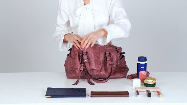 Bolso tipo hobo grande de cuero vegano para mujer miniatura 7