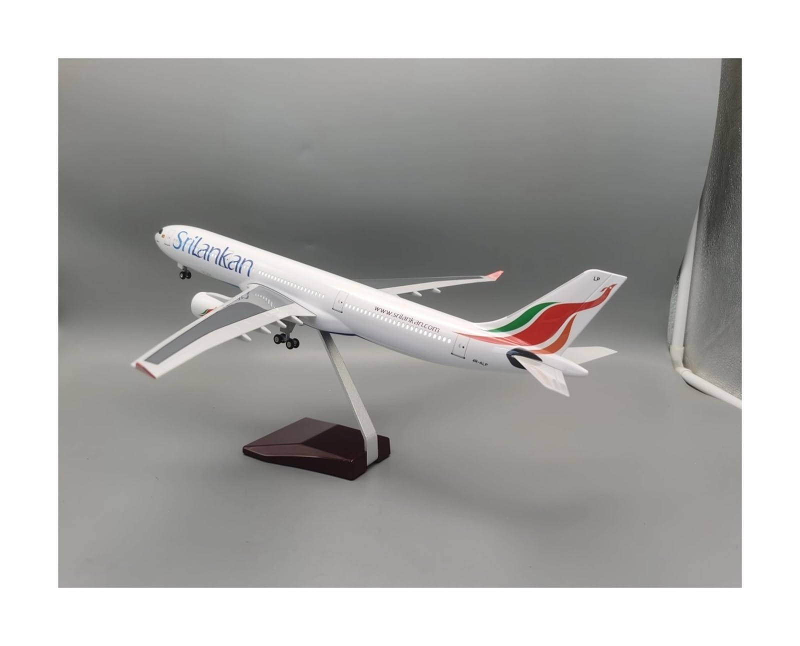 Odlewane zabawki samolotowe w skali 1:135 dla modelu A330 SriLankan Airlines Model odlewanego ciśnieniowo żywicy Model samolotu Kolekcjonerskie modele wystawowe Stacjonarny samolot do zbierania i