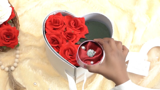 Cuore di fiori pressati incorniciato, regalo per la festa della mamma - Italia