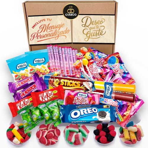 Lote envuelto para Regalo con +45 Dulces Variados y 500 grs de Chuches Sin Gluten. Con Tarjeta Dedicada Personalizada y Regalices, Caramelos, Kit Kat, Mars, Huesitos, Twix, y Golosinas para Regalo