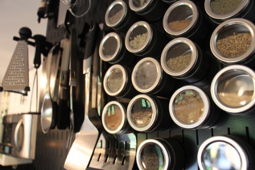 Wall Control Stecktafel-Organizer für die Küche, Töpfe und Pfannen, Stecktafel, Aufbewahrungs- und Organisationsset mit schwarzer Wandtafel und rotem Zubehör