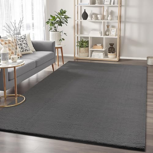 the carpet Cosy – Kuscheliger Fellteppich, Weich & Elegant, Waschbar und Für Fußbodenheizung Geeignet, Öko-Tex Zertifiziert, Hochwertiger Kunstfell Teppich, Anthrazit, 80 x 150 cm