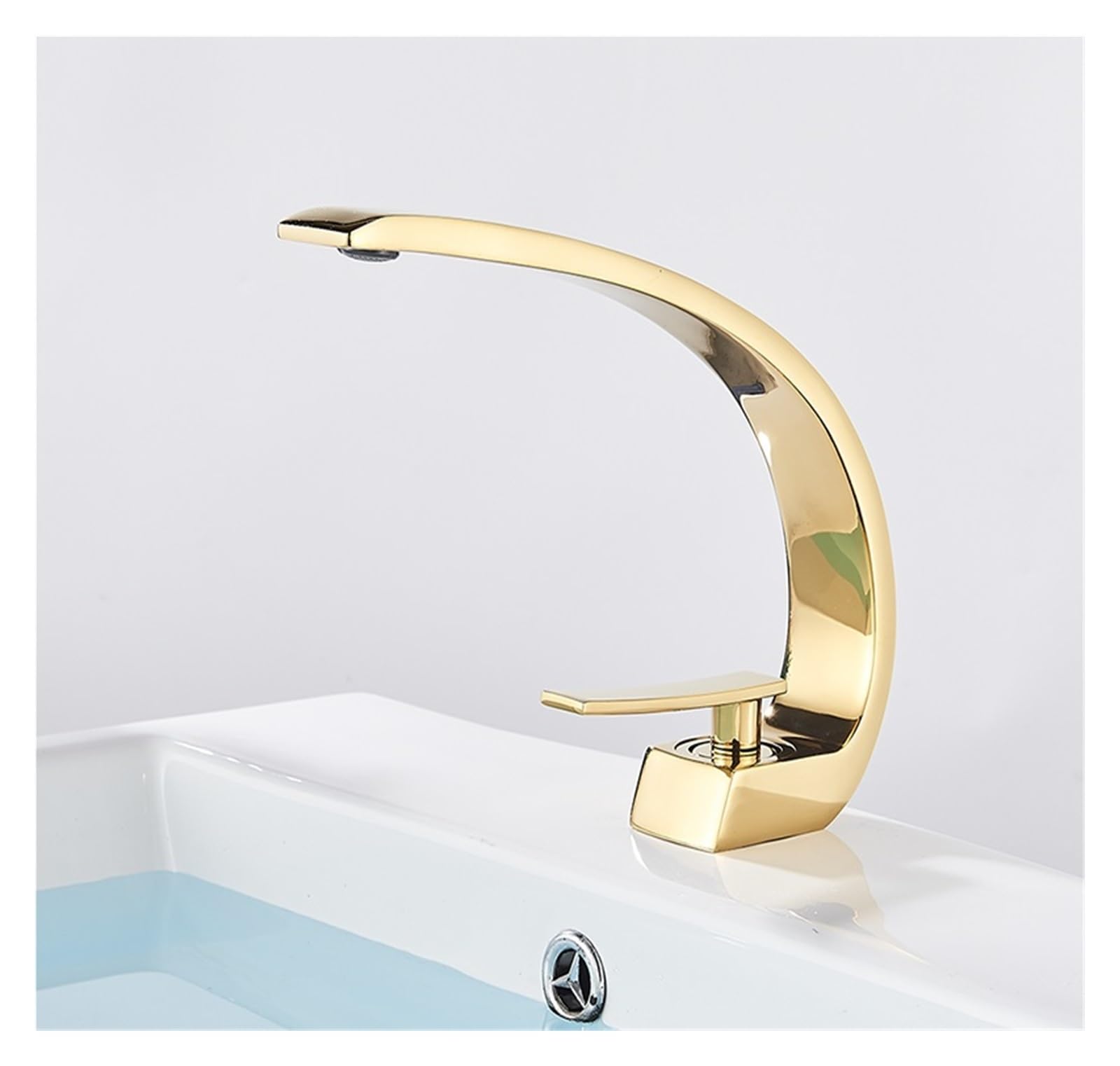 Robinet lavabo or brossé au design créatif pour vasque chic