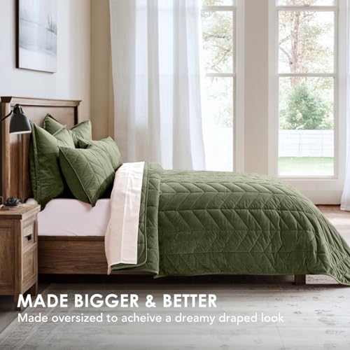 EVERGRACE 3 Pieces Luxurious Velvet King Quilts, Ultra Soft Lightweight Velvet Comforter Set, Matelasse Oversized Bedspread Coverlet for All Season with 2 Shams, Olive Green, 108\"x96\" - Thumbnail 4