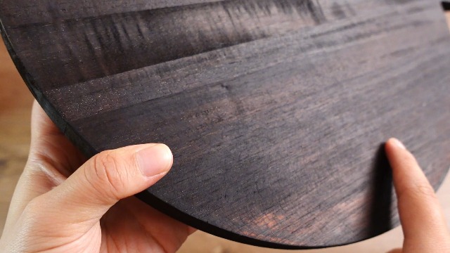 Tabla de cortar redonda de madera de acacia con mango miniatura 7