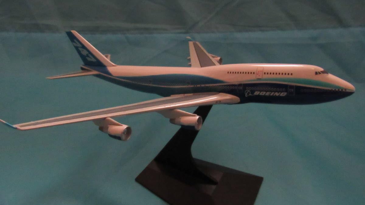 1/400 ドラゴンウィングス B747-400 コーポレート(ハウス)カラー Amazon.co.jp: 1/400 DRAGON WING BOEING 747-400 ハウスカラー