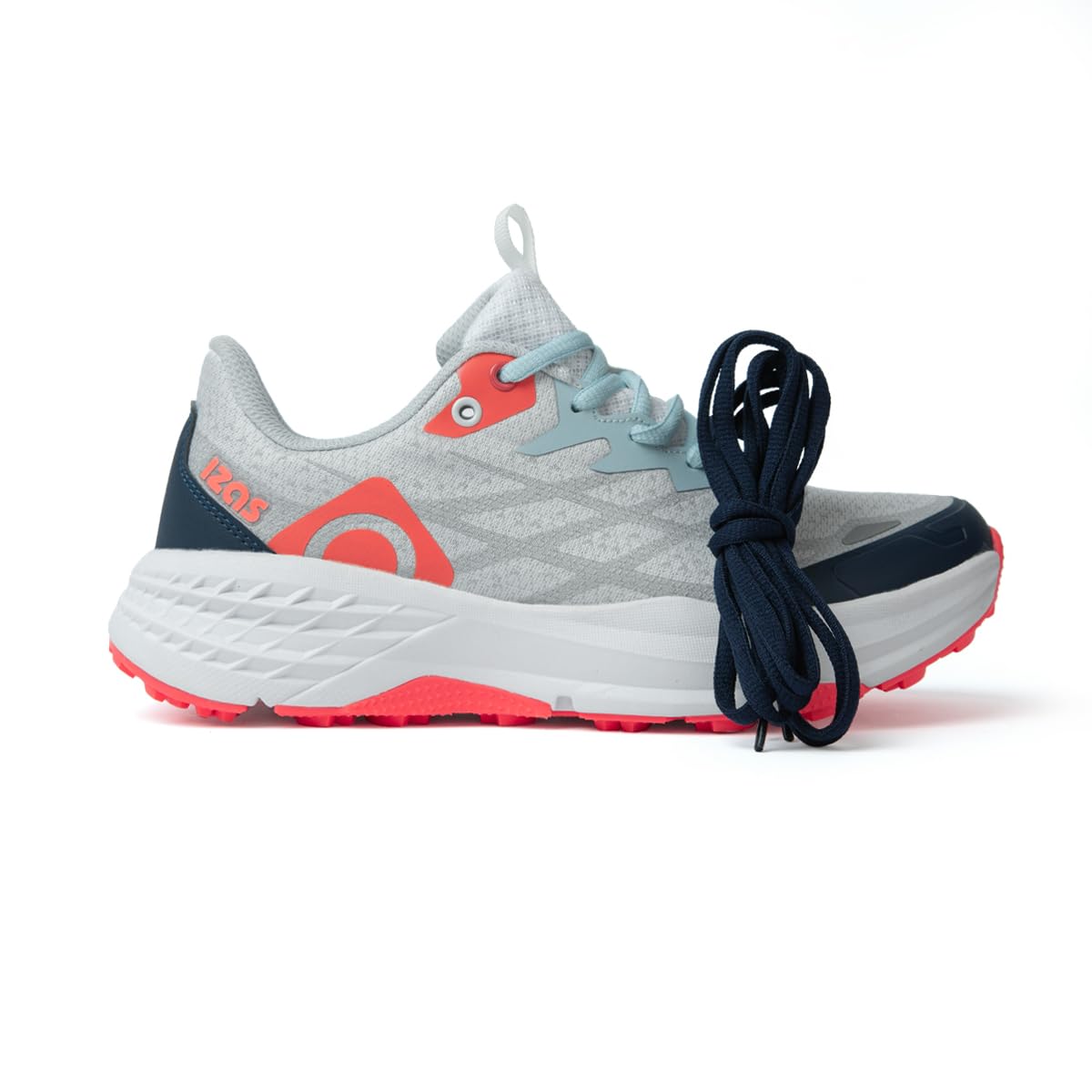 Izas Eagle W Zapatilla de Trail Running de Mujer para Terrenos en Trekking y Senderismo. Exterior de Malla Técnica. Lengüeta Reforzada y Trabilla del Talón Extendida. Gran Adherencia