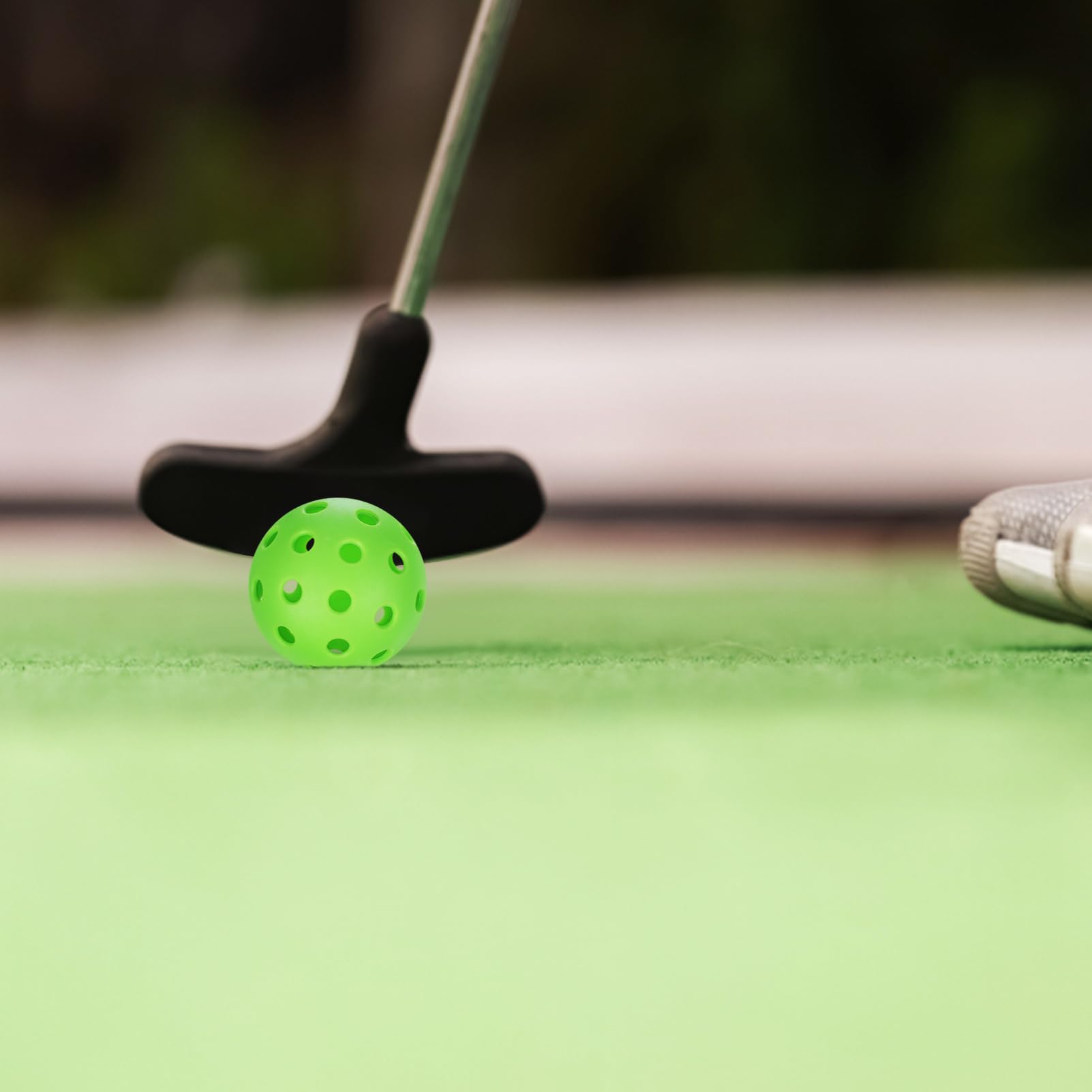 BESTonZON Hohle Übungsbälle mit 40 Löchern, 12 Stück, Grün für Golf | Pvc Ausführung, Drinnen und Draußen Nutzbar, Sichere Treffer, Robustes Design, Vielseitig Verwendbar