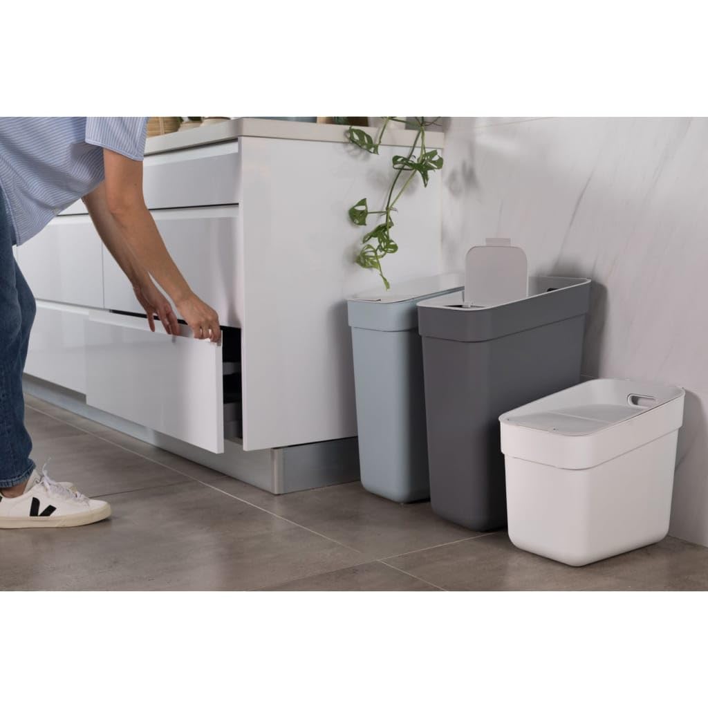 Curver trash can
