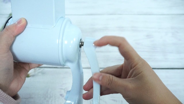 Râpe à Tambour Cylindrique Isolé (râpe à Fromage Rotative) Avec Une Poignée De Manivelle Photo