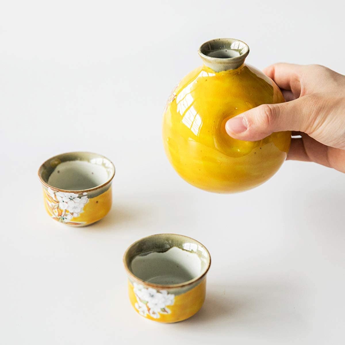 Set Regalo Giapponese da 3 Pezzi per Il Vino, con Decorazioni in Ceramica a Forma di cinciallegra in Fiore di ciliegio e Smalto Giallo Intenso. Include 1 Bottiglia da sakè e 2 Tazze da sakè.
